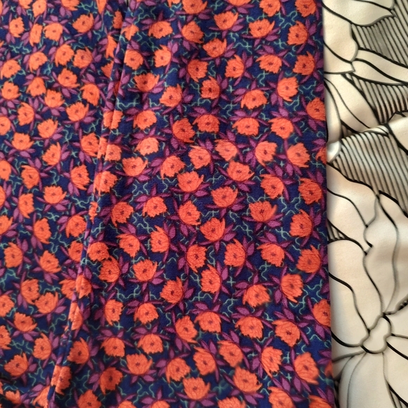 LuLaRoe tall and curvy leggings. Festive colors. New. - Picture 5 of 8